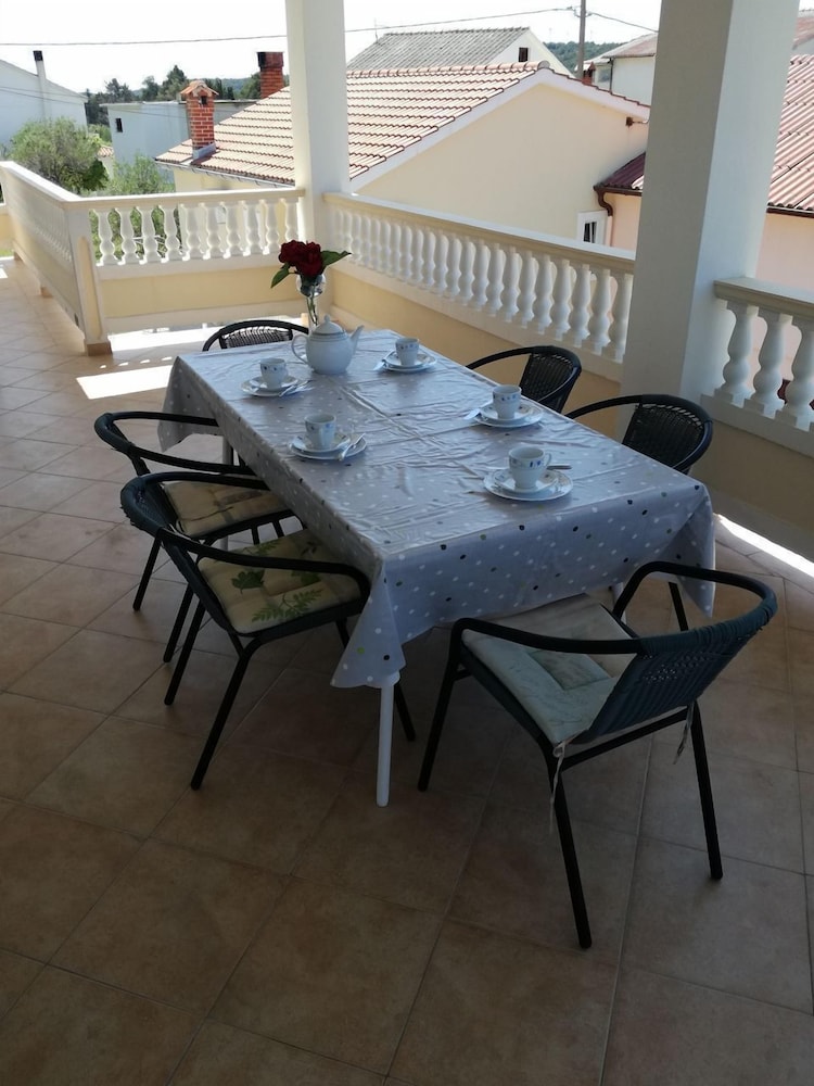 Robi- Swimming Pool and Beautiful Garden - A1-žuti view 3