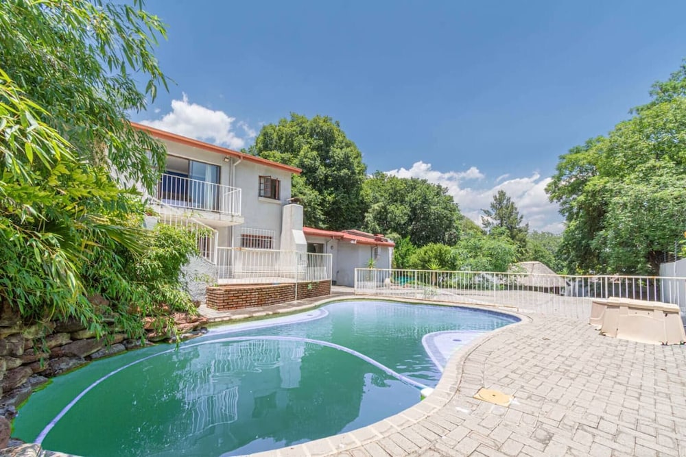 Super Spacious Fun Home! With Pool, Den and Bar