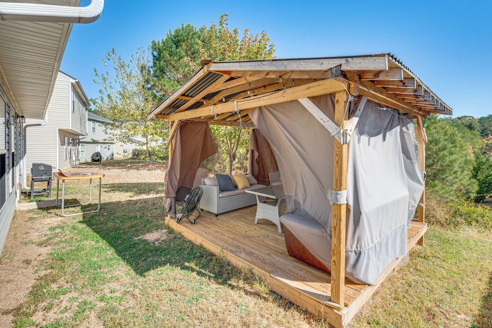 6 Mi to Atlanta Airport! Home w/ Furnished Patio