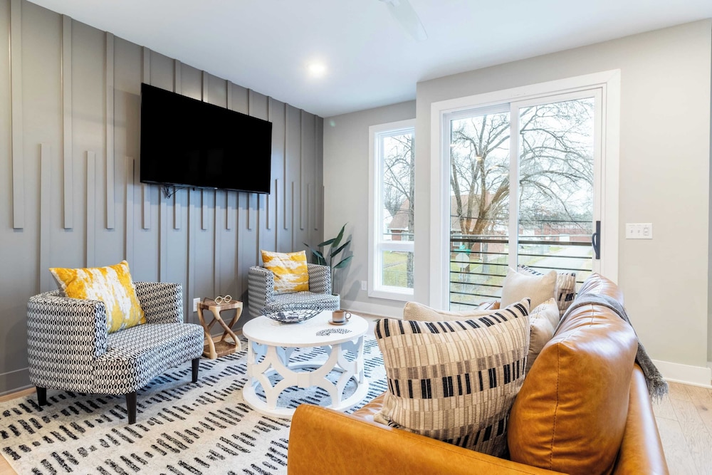 Monty by Avantstay 4bdr 4ba, Balcony w/ Outdoor Seating, 5mins to DT