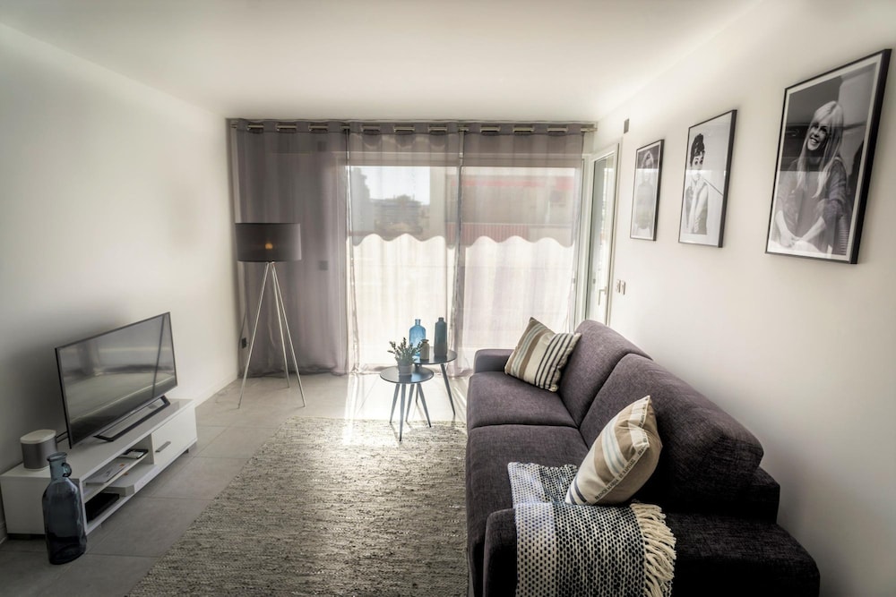 Modern 1 Bed Apartment in Prestigous Area of Cannes a Short Walk to the Croisette and the Palais - 1903