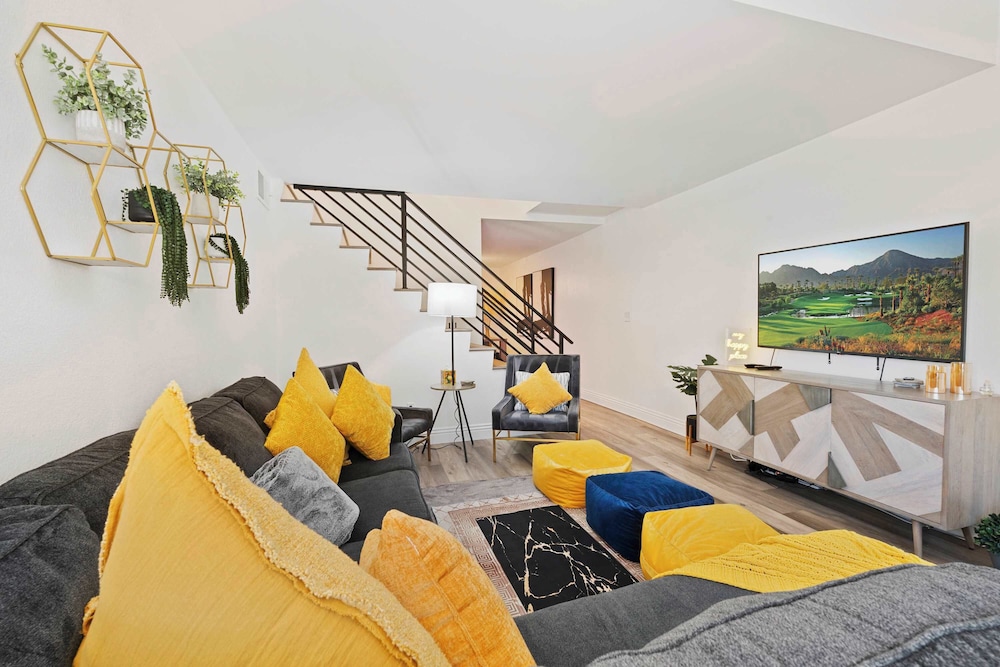 The 14th Fairway Delight 4Bd W/community Pool!
