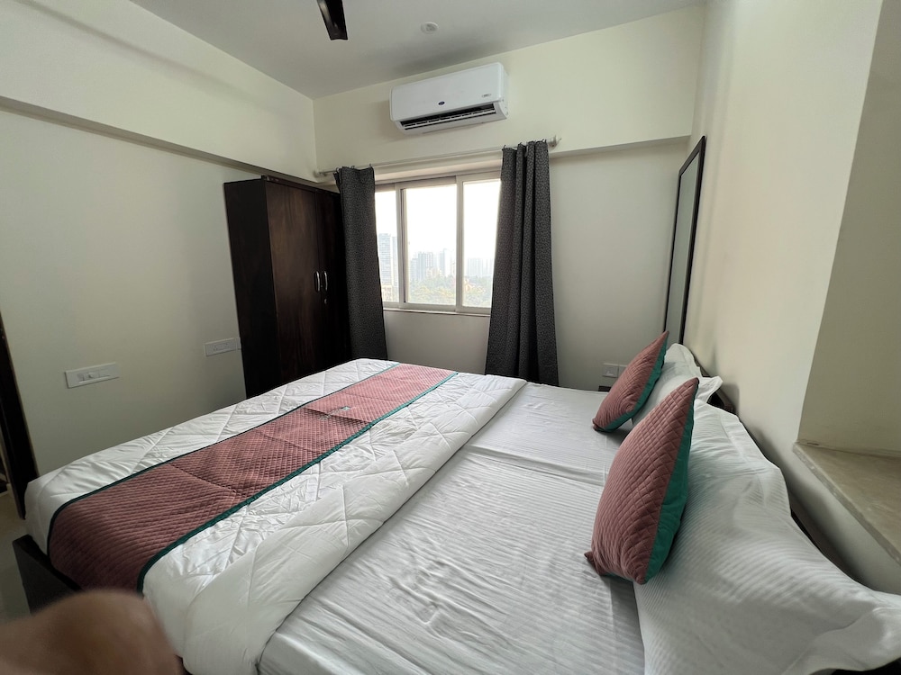 Pinaki Comfort Stay Malad - Near Nesco & Oberoi Mall