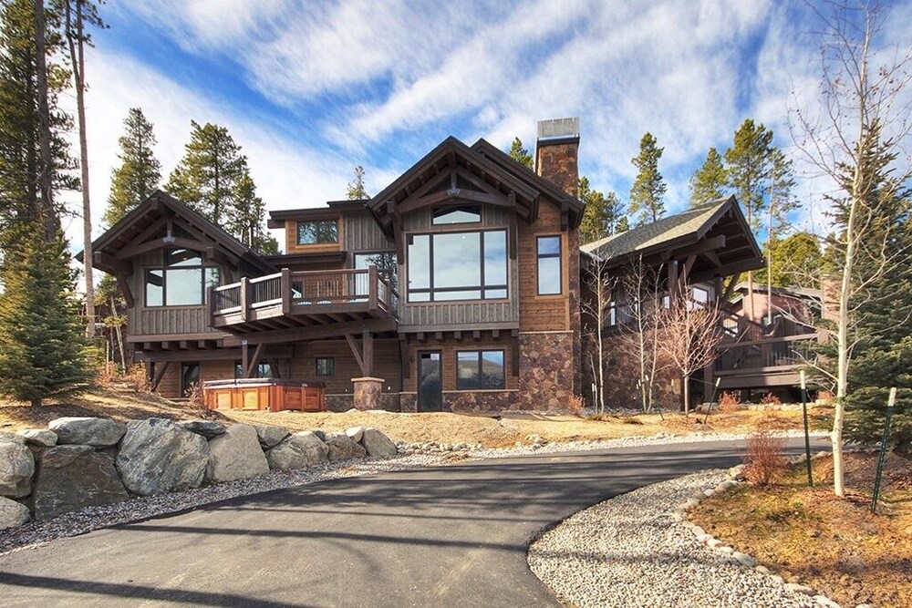 Hawk's Hideaway 6 Bedroom Home