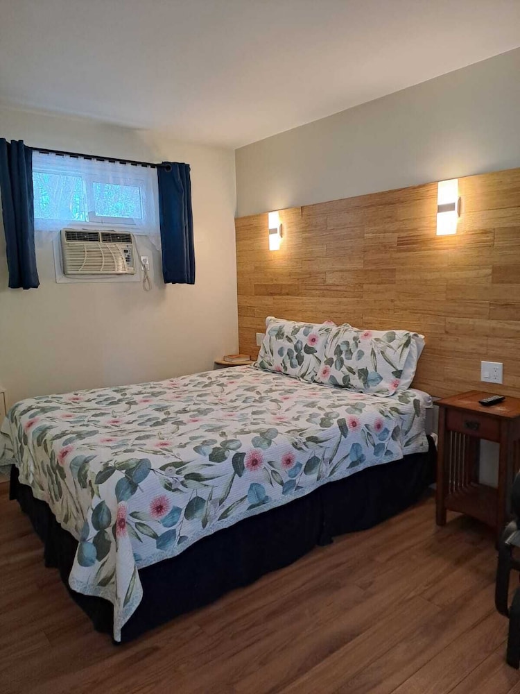 Three Islands Motel