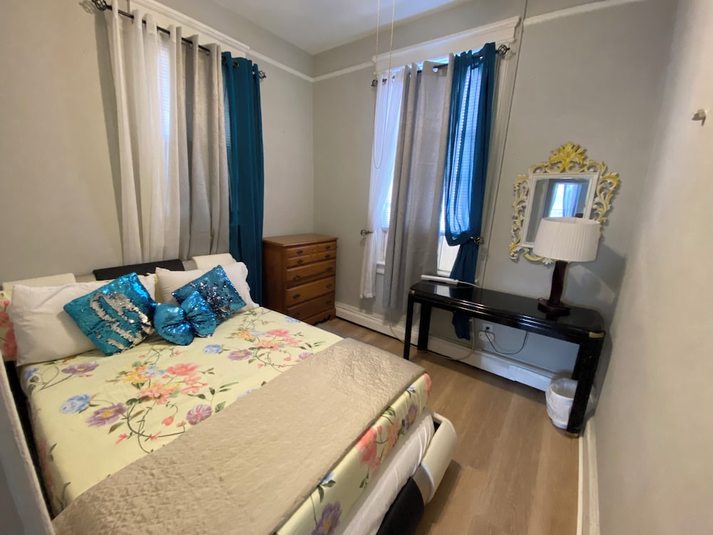 Charming 2 Bedrooms apt One Step to NYC