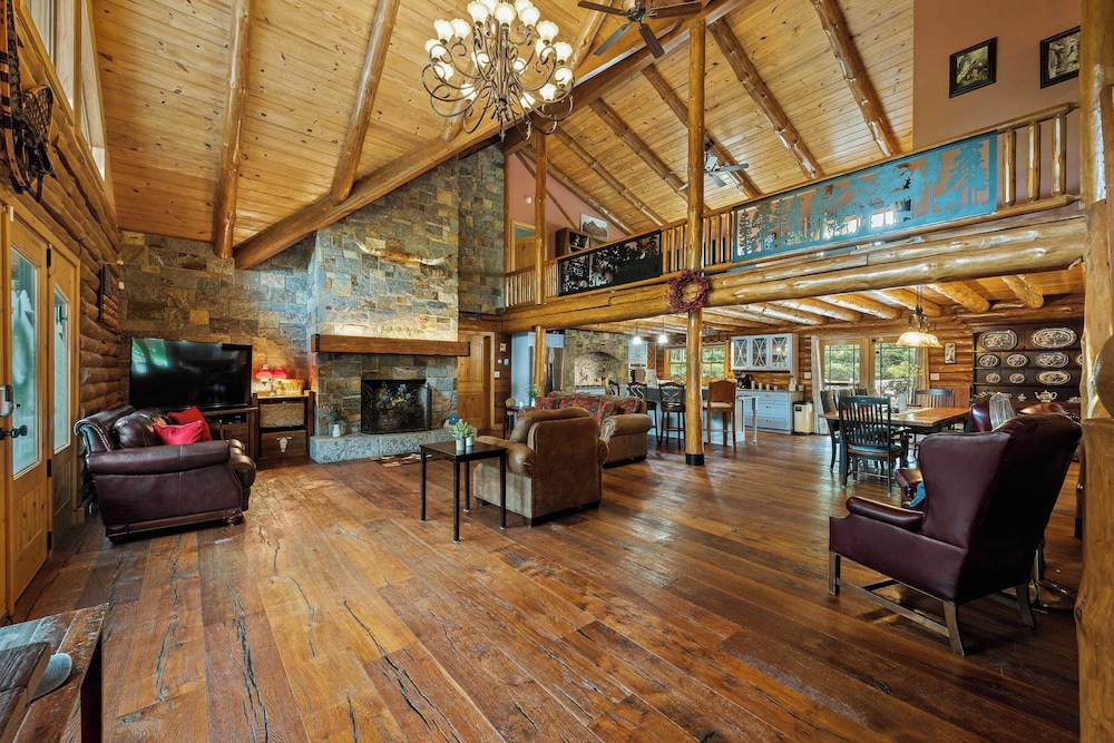 Bigwood Cabin Retreat Hot Tub, Game Room, Firepit Lounge & Private Yard