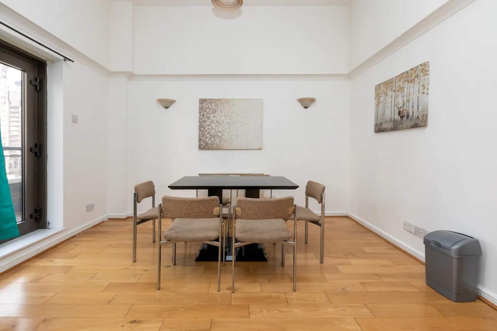 Top Floor 1BD Flat With Balcony - Isle of Dogs