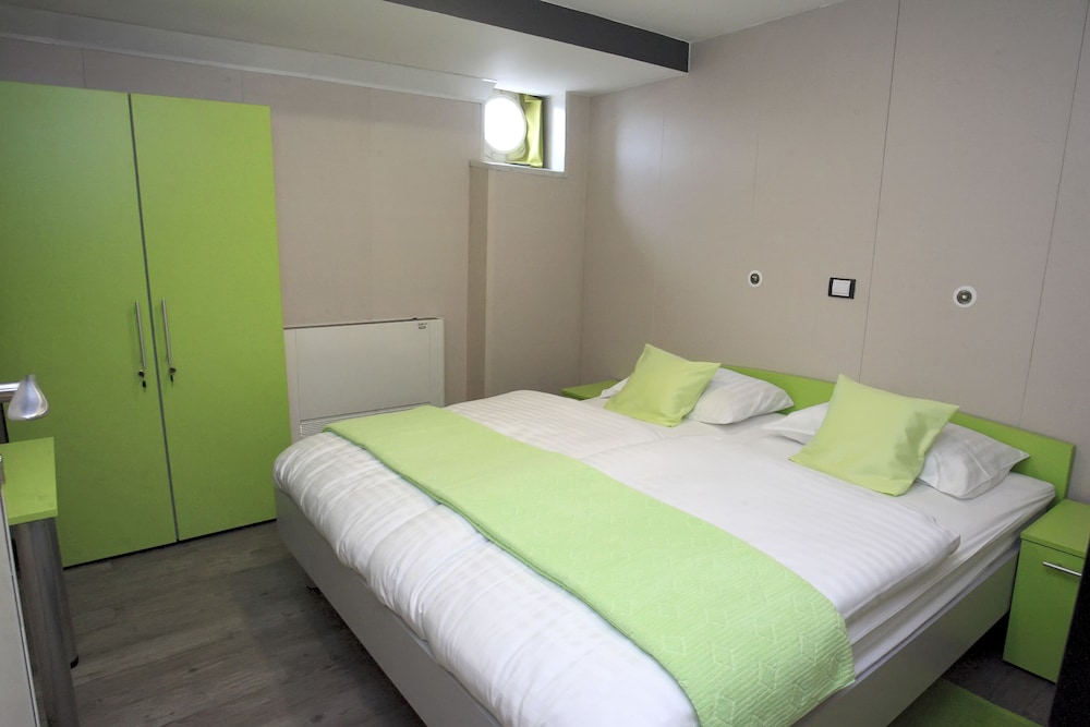 Botel Marina - Hostel