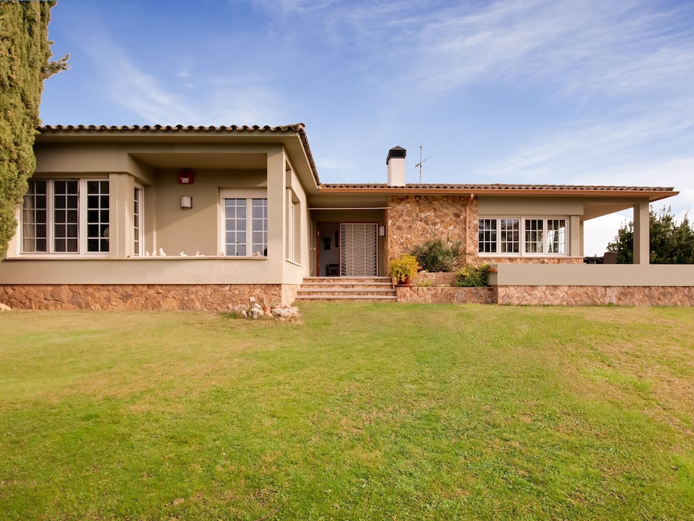 Deluxe Villa in Urbanització Bon Relax near Beach