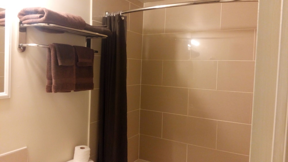 Morinville Plaza & Suites