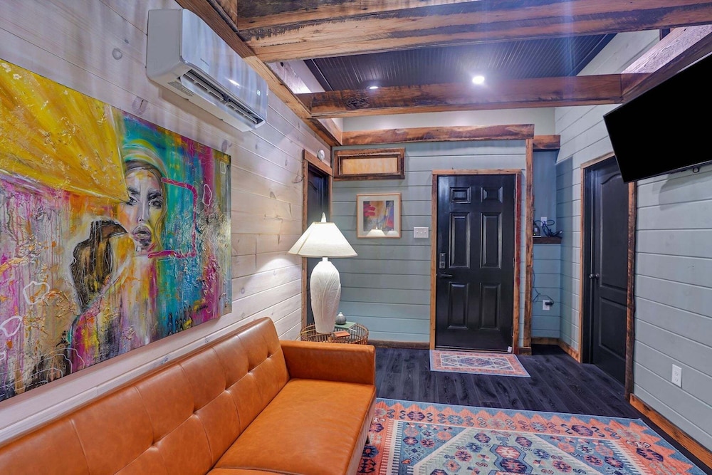 Stylish Retro Stay, Columbia House Unit D 1 Bedroom Apts