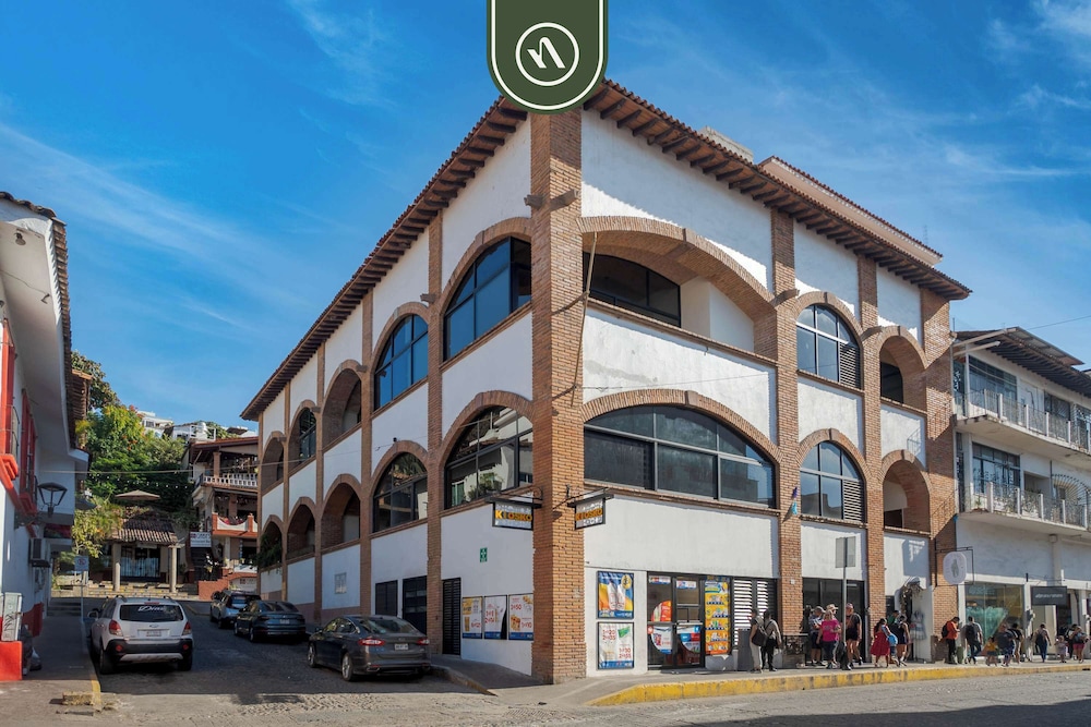 Restored Historic 2 BR Condo in Downtown - Pool