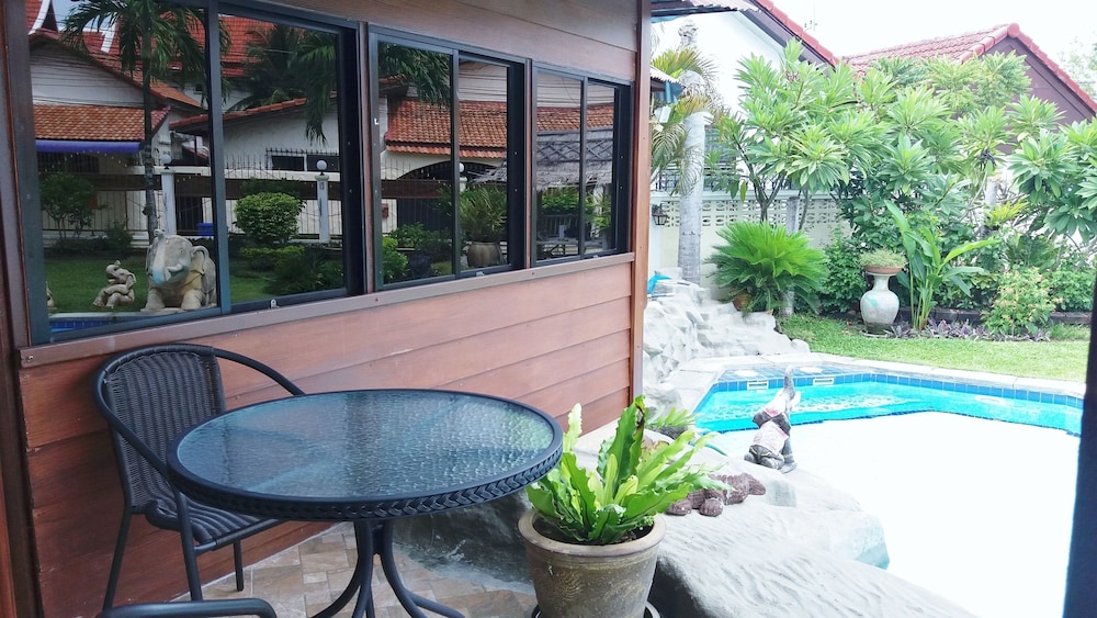 Baan Laksee Pool Villa