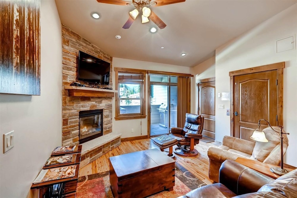 Boulevard Bend P2 3 Bedroom Condo by RedAwning