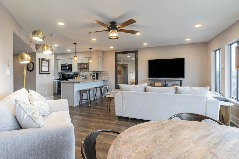 2 Condos, Steps to the Beach Pool+hot Tub, Balcony Lounge Triton & Sea Haven