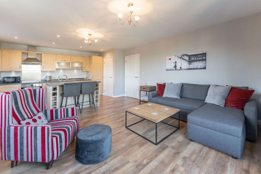 Luxury 2 Bed Apartment Parking by NEC Solihull view 4