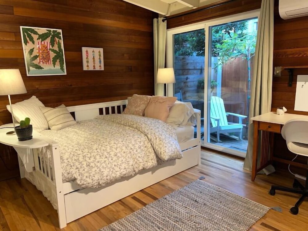New Cozy Studio 2 Queen Beds, Kitchen Walk to Water