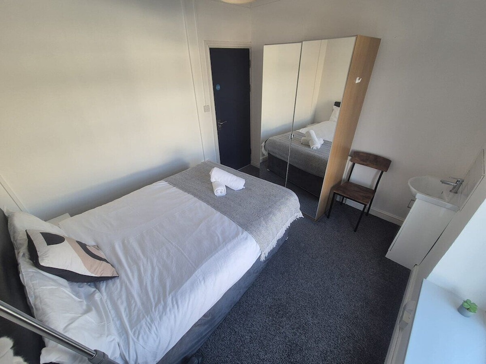 City Centre 6-bed Swansea Getaway