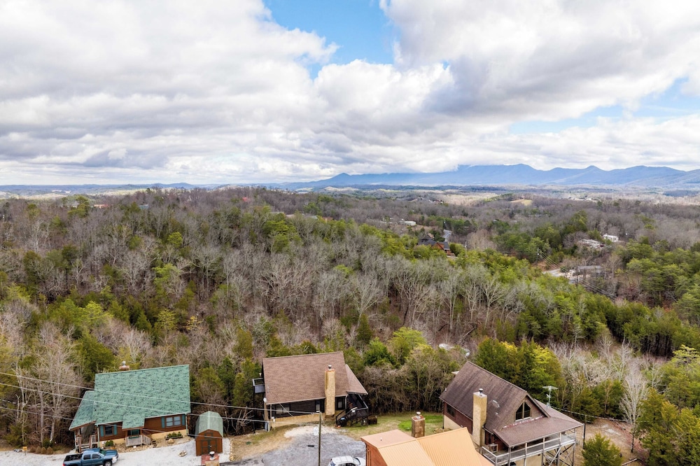 Mountains are Calling by Avantstay Sleeps 8 Hot Tub + Game Loft Located in Douglas Lake Resort