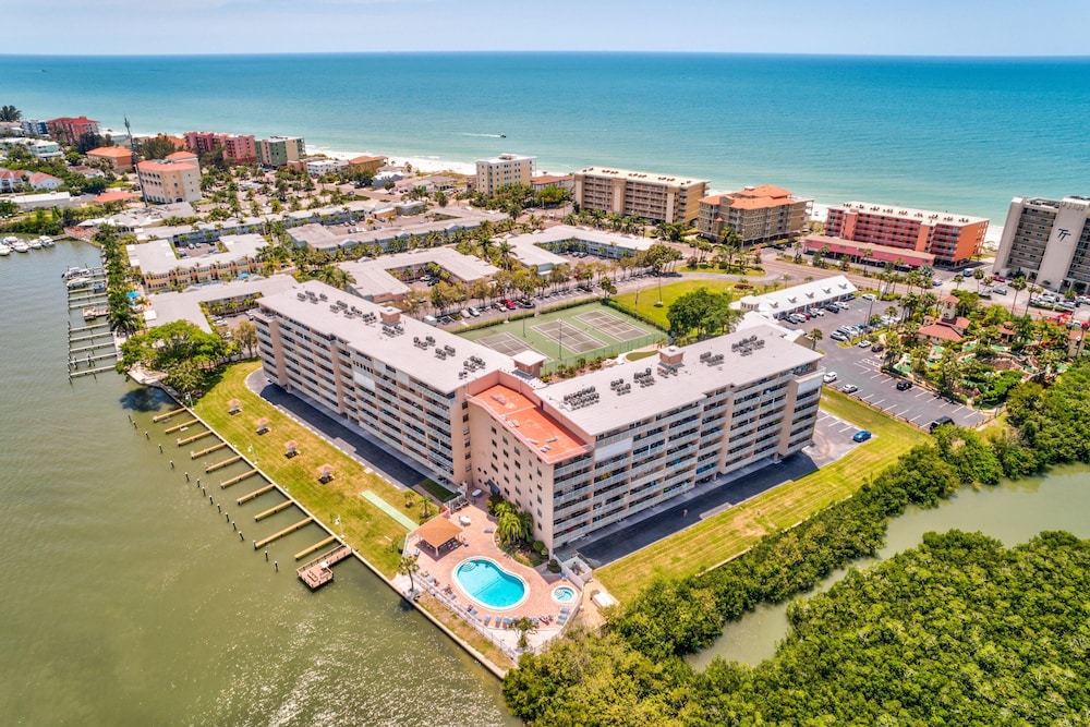 Bayshore Yacht & Tennis 806