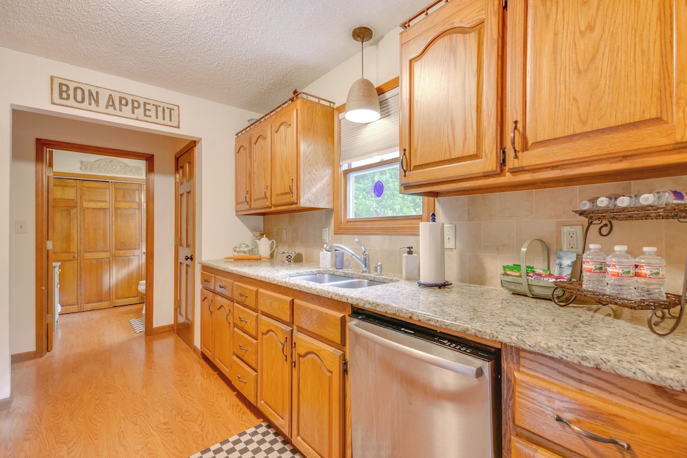 3 Mi to Dtwn Jefferson City: Family Home w/ Deck