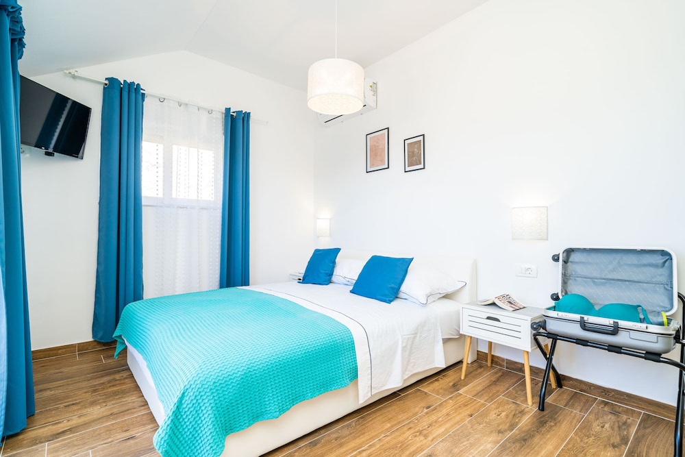 Jele Rooms