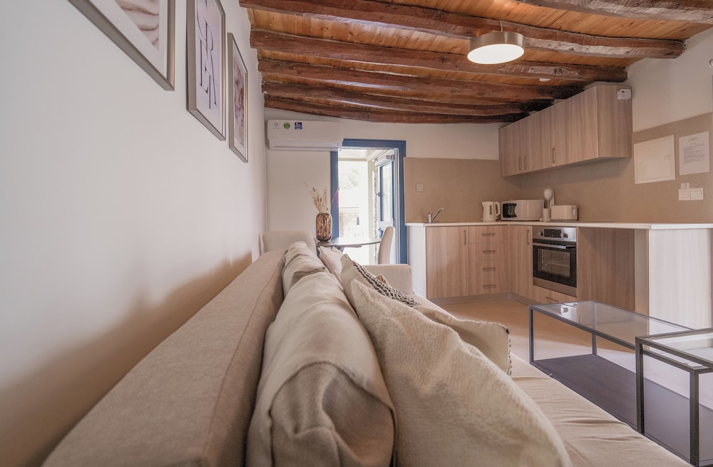 Phaedrus Living Peristerona Traditional Maisonette