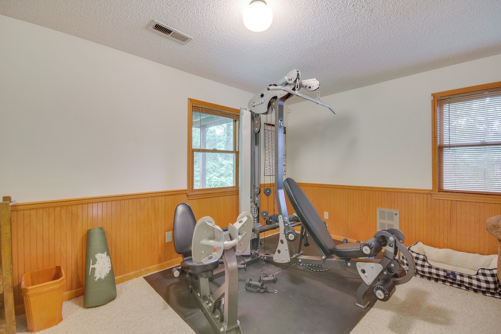 3 Mi to Dtwn Jefferson City: Family Home w/ Deck