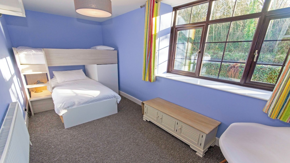 Streamways Nr Croyde 6 Bedroom, Sleeps 12-16, Hot Tub view 3