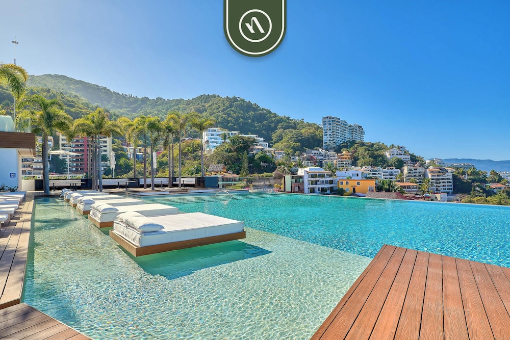 Luxury 1BR Condo With Private Terrace - Ocean View