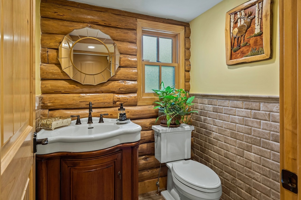 The Bigwood Cabin by Avantstay Hot Tub Firepit Pool Table Private Yard