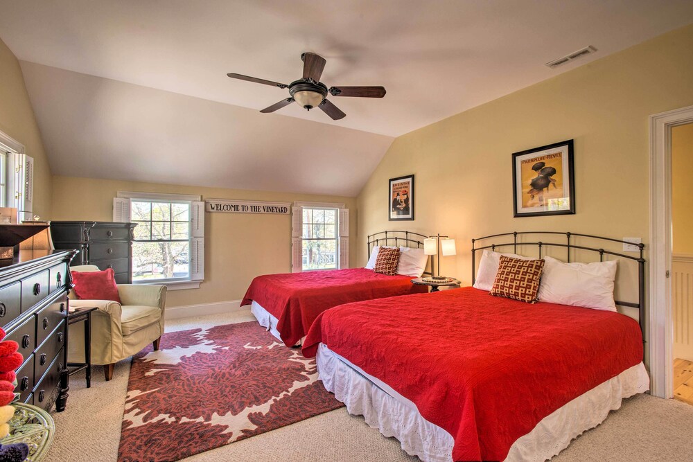 Traditional Martha's Vineyard Home w/ Porch & Yard view 2