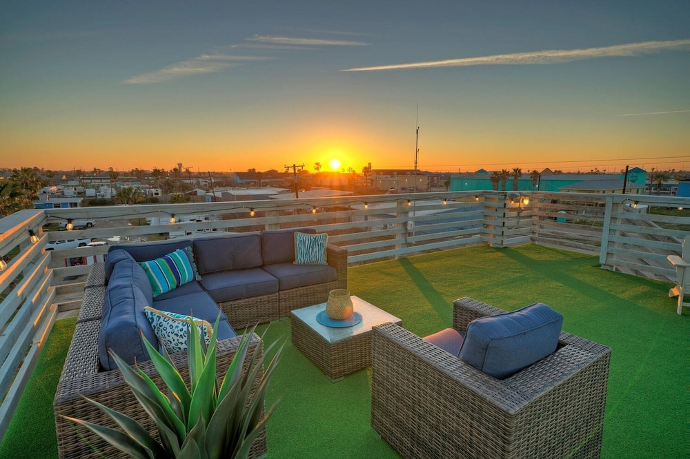 Lost Shaker of Salt by Avantstay Rooftop Pool