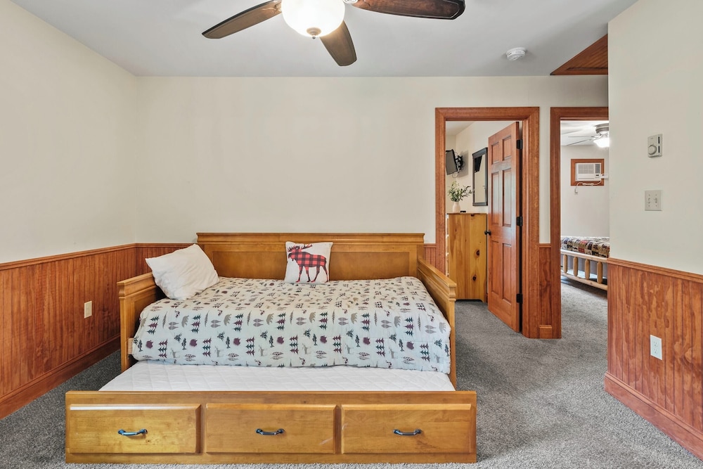 Bear Paw Lodge by Avantstay Hot Tub, Deck, & Fire Pit view 4