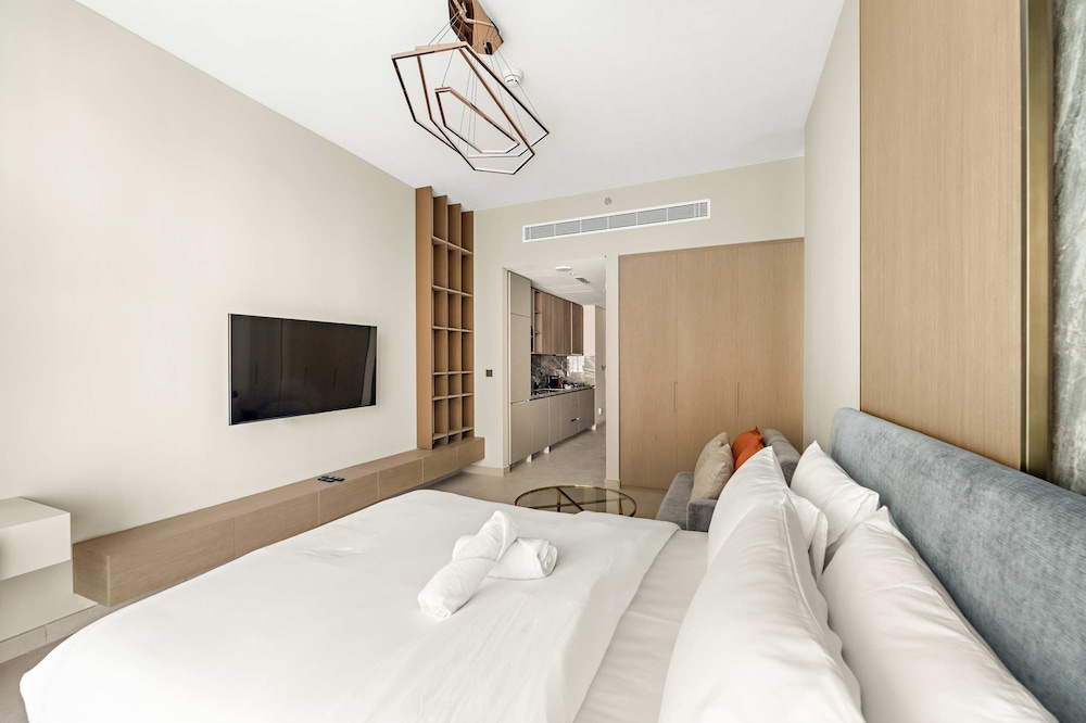 High-end Studio With Rooftop Pool and gym