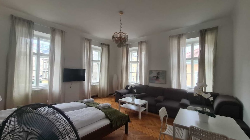 Chic 3BR Belvedere Apartment