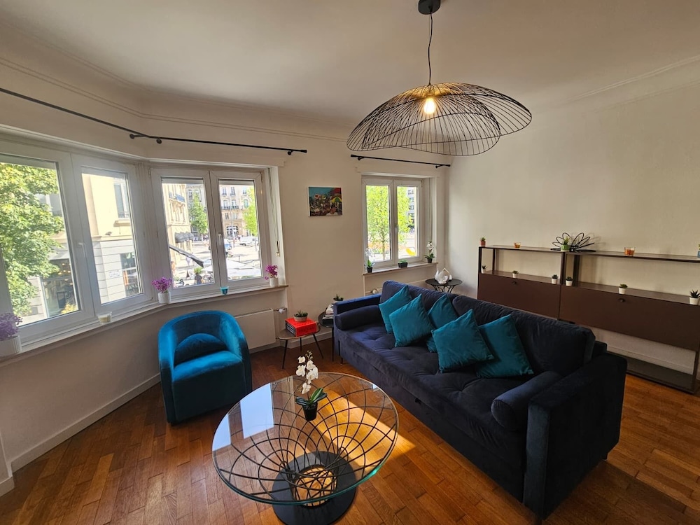Ideal city stay 1BR near train station