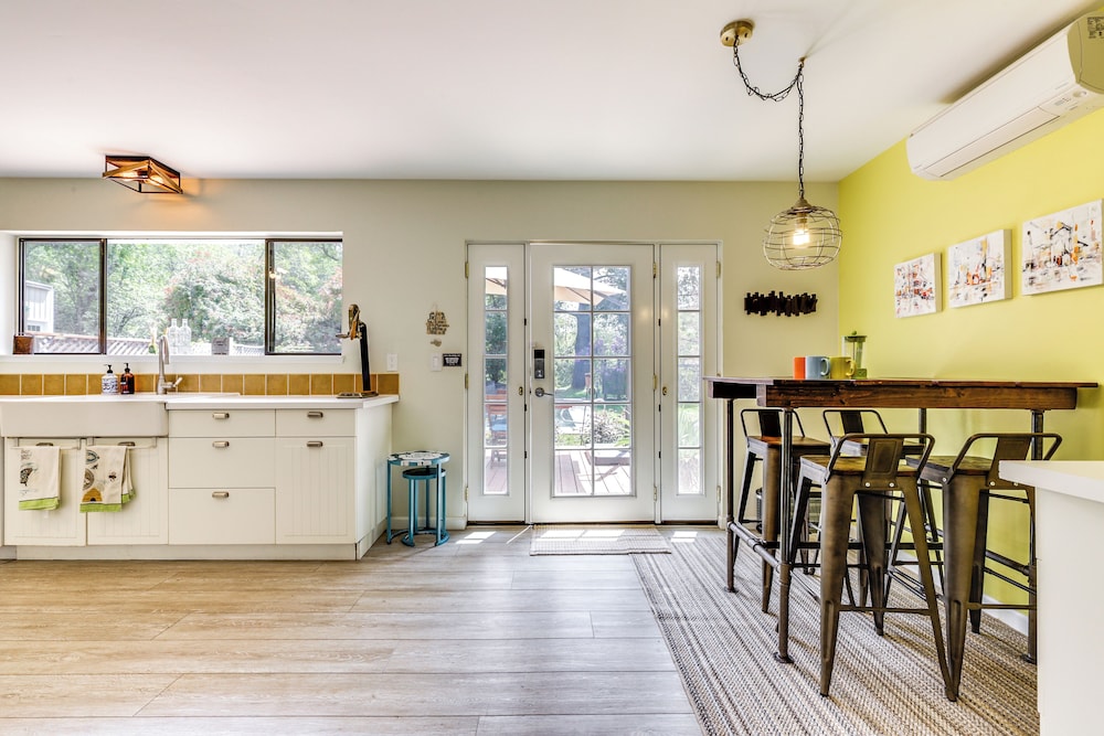 Pool & Deck: Wine Country Hideaway in Middletown!