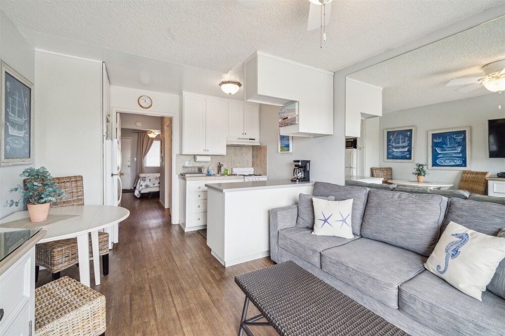 Beautiful 1 Bed Beach Balcony Condo #207 1 Bedroom Condo by Sunset Shores Condominiums