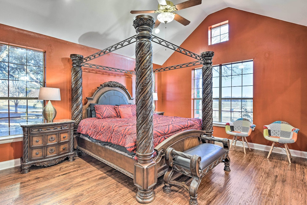 Private Pool: Spacious & Vibrant Argyle Villa! view 2