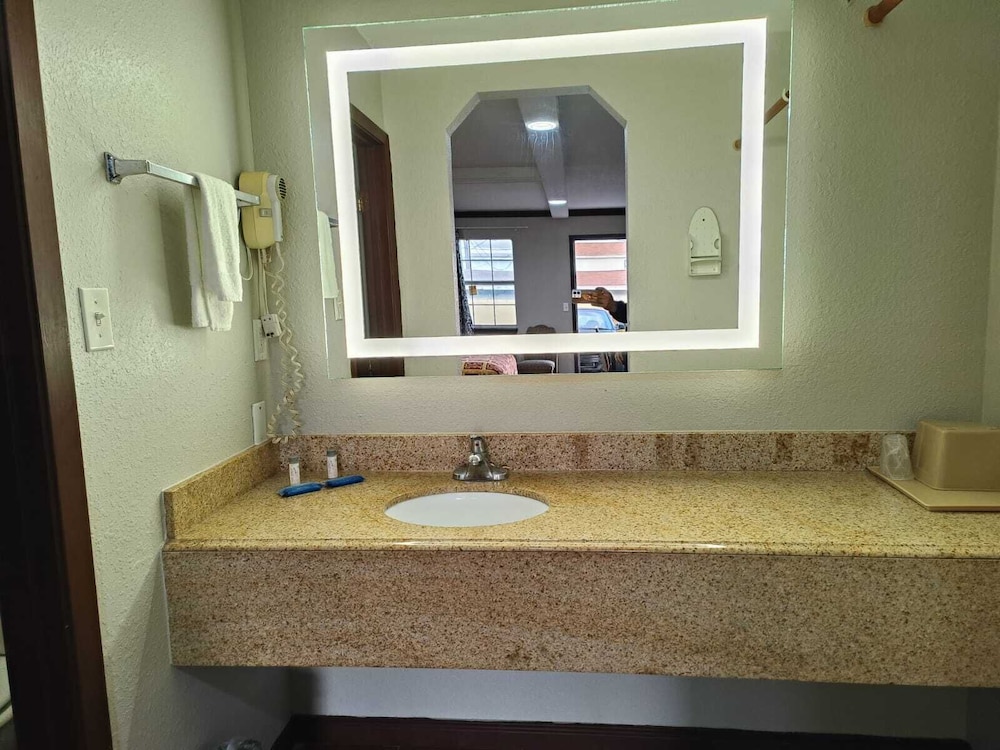 American Inn & Suites By Capital O Victoria US-59