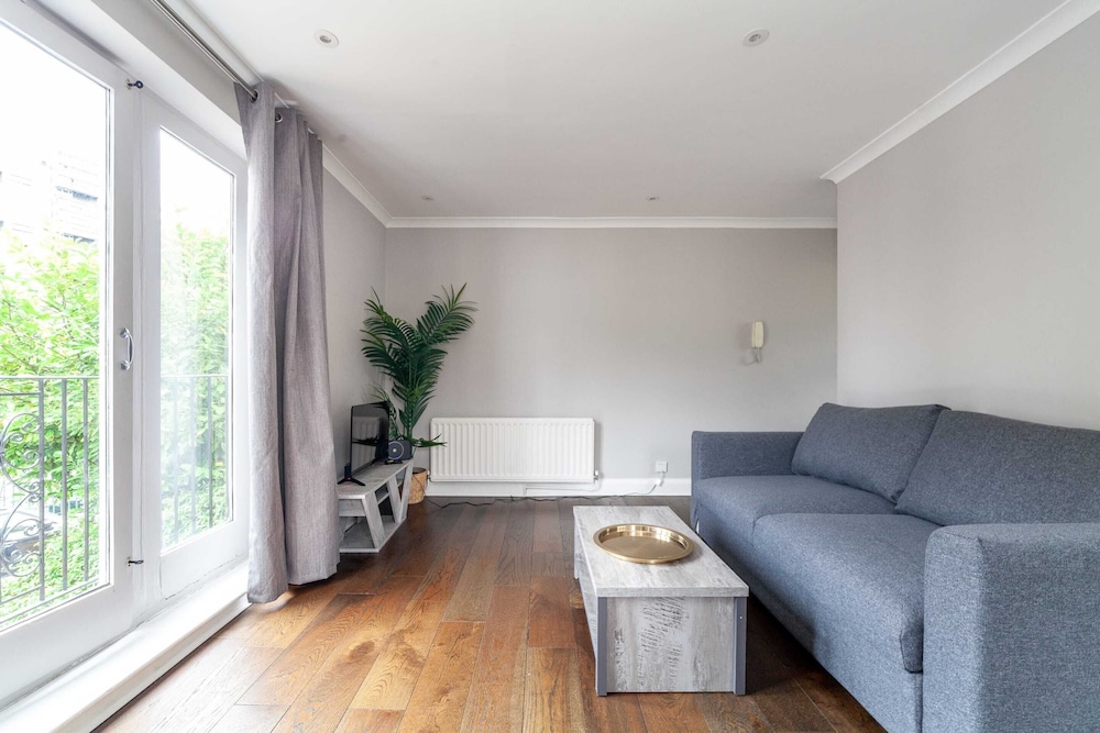 Spacious Battersea Gem With Balcony Bliss