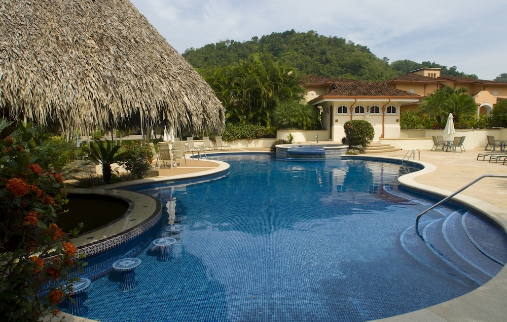 CR Luxury Los Sueños Condos