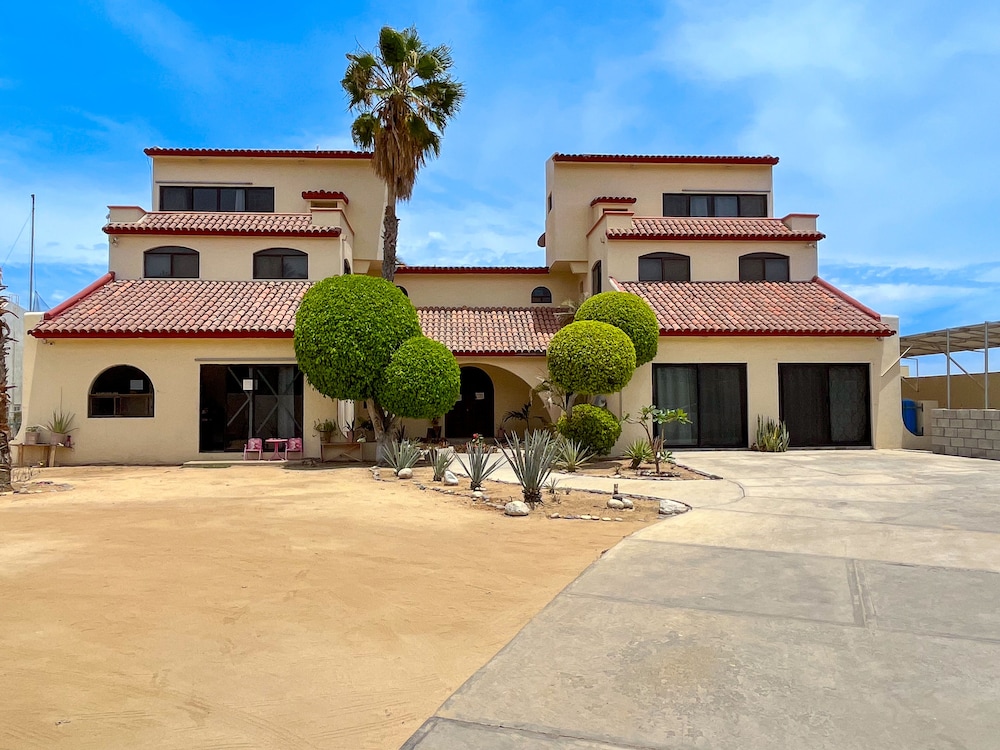 Hotel Hostal las Quintas - Image 1