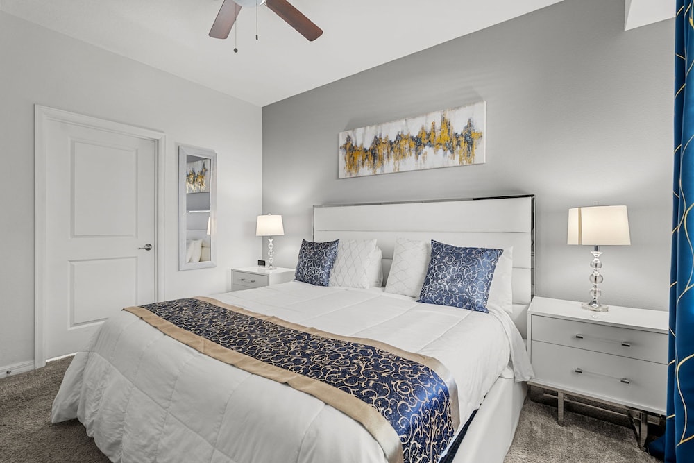 Cozy Stylish 2BR Condo Prime Storey Lake Spot