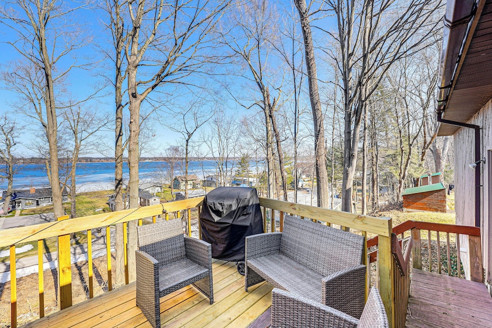 Lake View & Deck: Group Getaway in Whitehall!