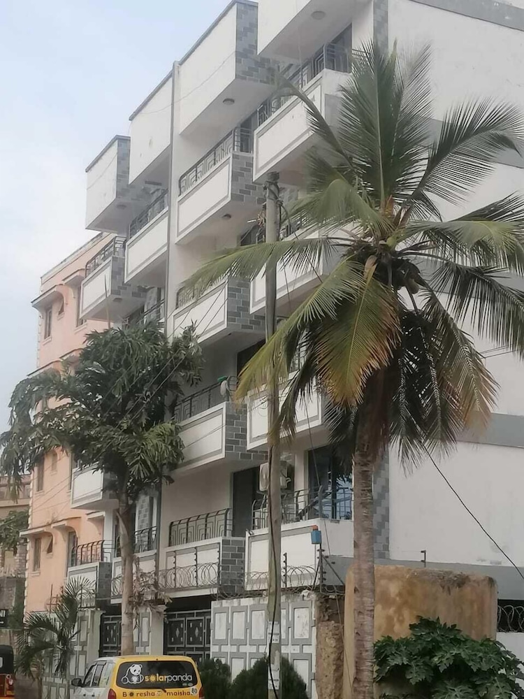 Lux Suites Carina Studio Apartments