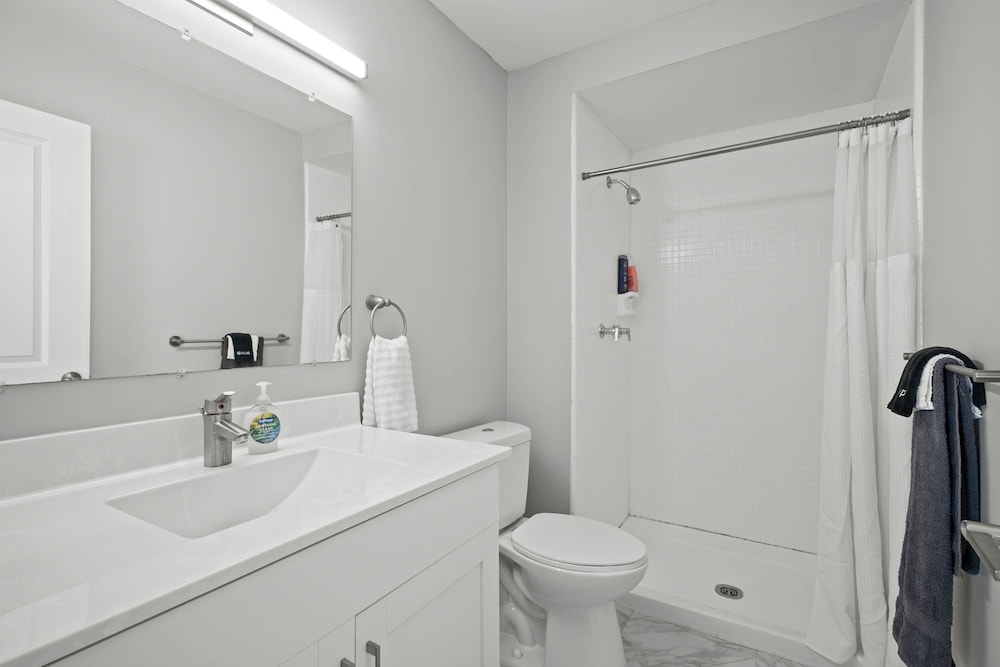 Spacious 2BR 2BA Apartment in the City
