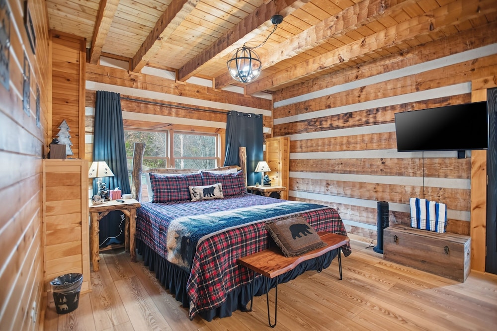 Boujee Bear Cabin With Hot Tub & Putting Green 2 Bedroom Cabin